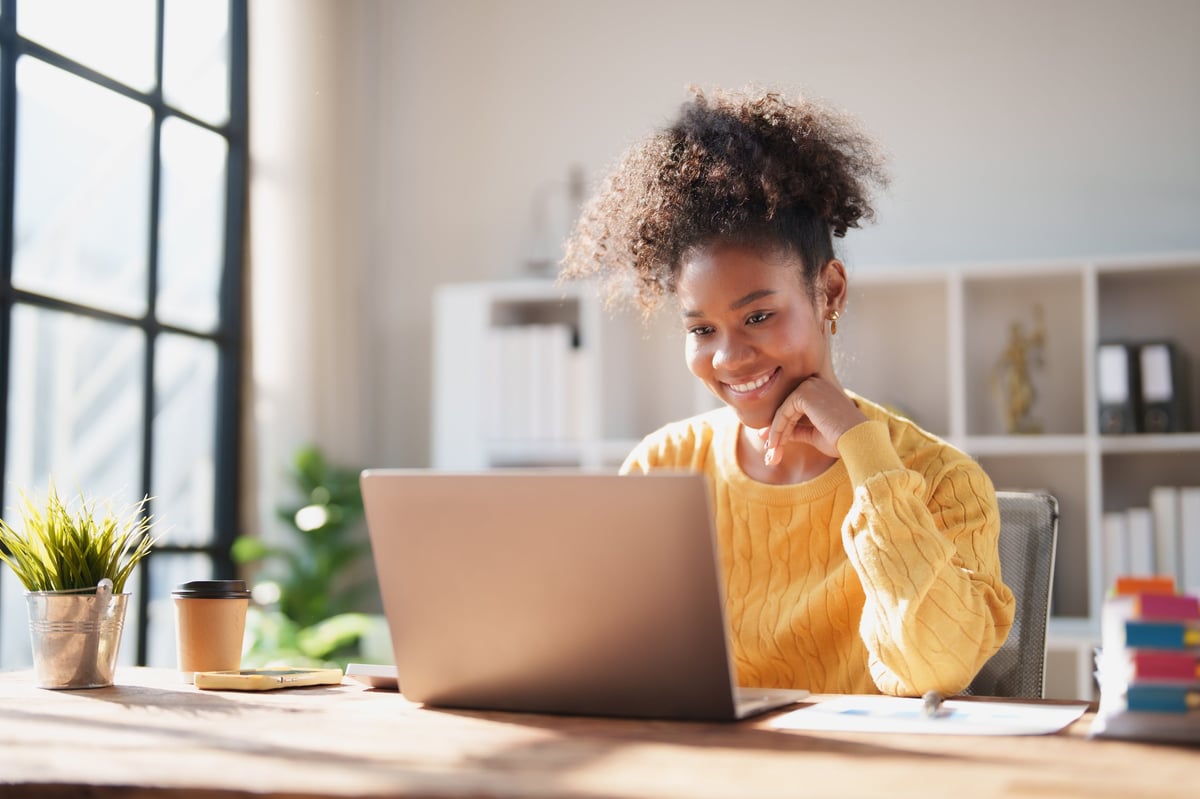Kandidaat zoekt op een laptop naar een nieuwe functie in een licht kantoor