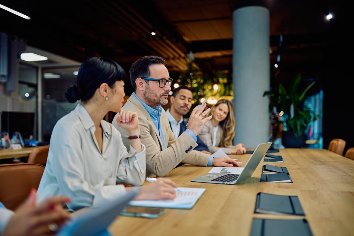 Professionals in overleg over een vacature en kandidaten in een modern kantoor