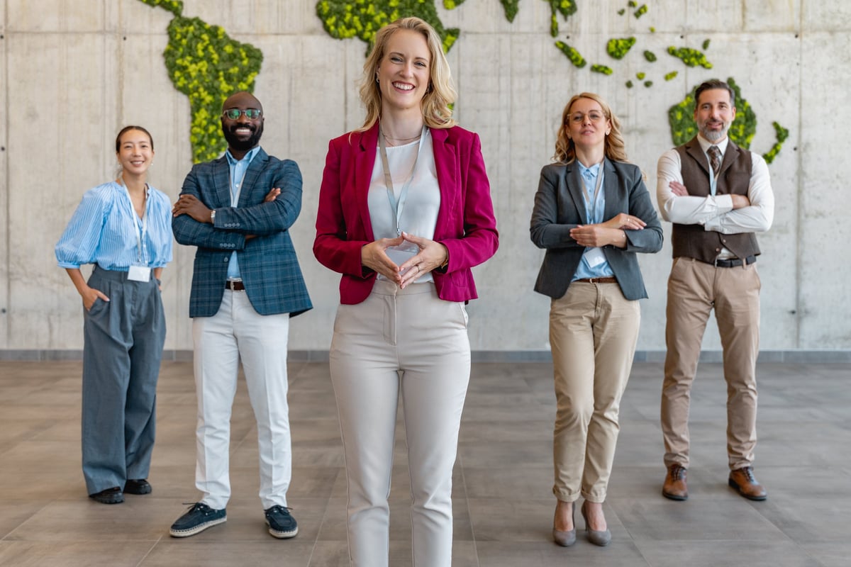 Professioneel team van Talnora in een modern kantoor